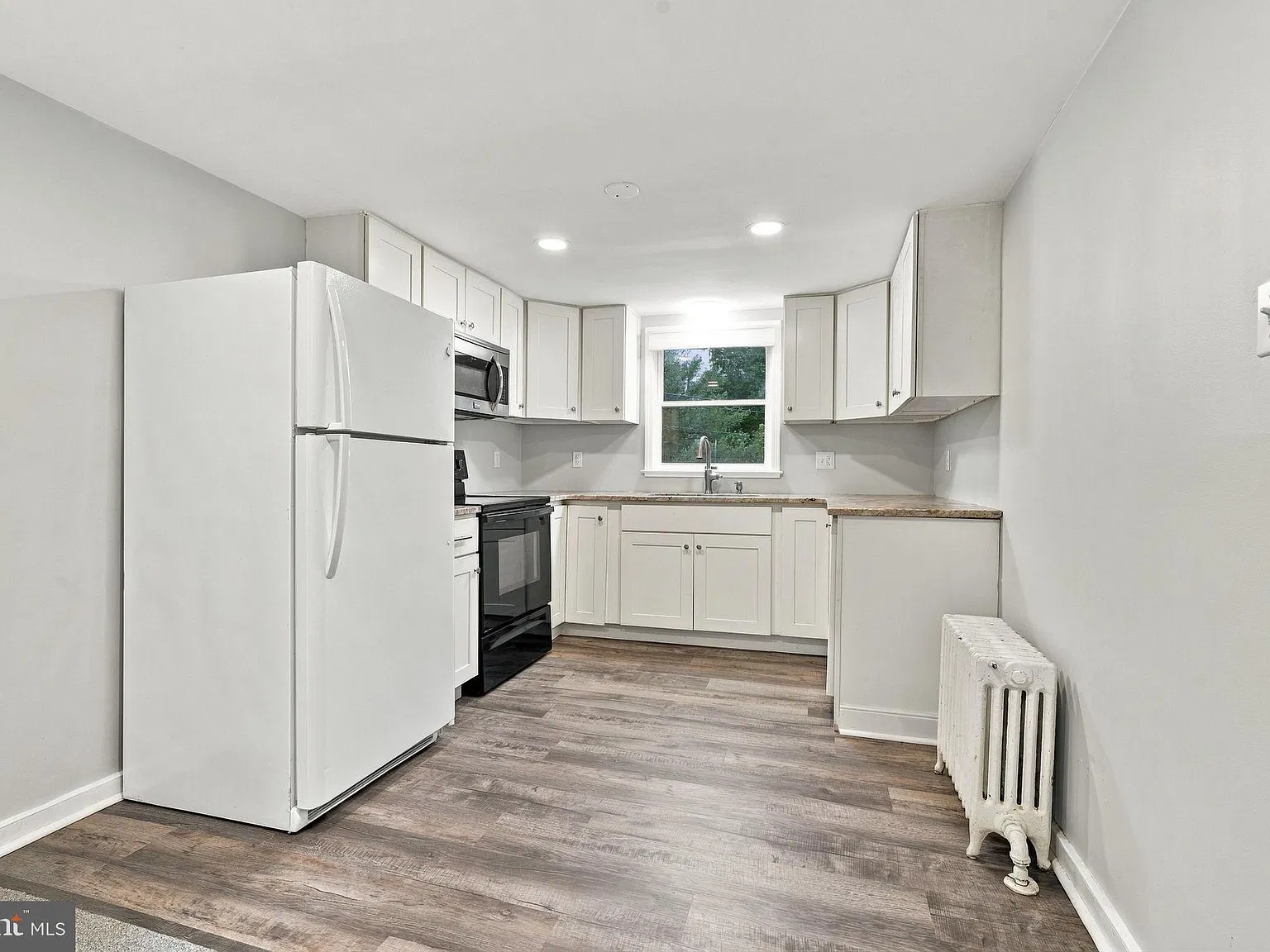 3 bed, 1.0 bath, 950 sqft, $2,200 — Photo 2