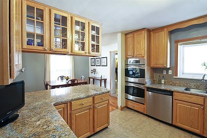 5th image of 2338 Kensington Ave