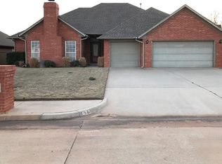 625 Crescent Cir, Midwest City, OK 73110