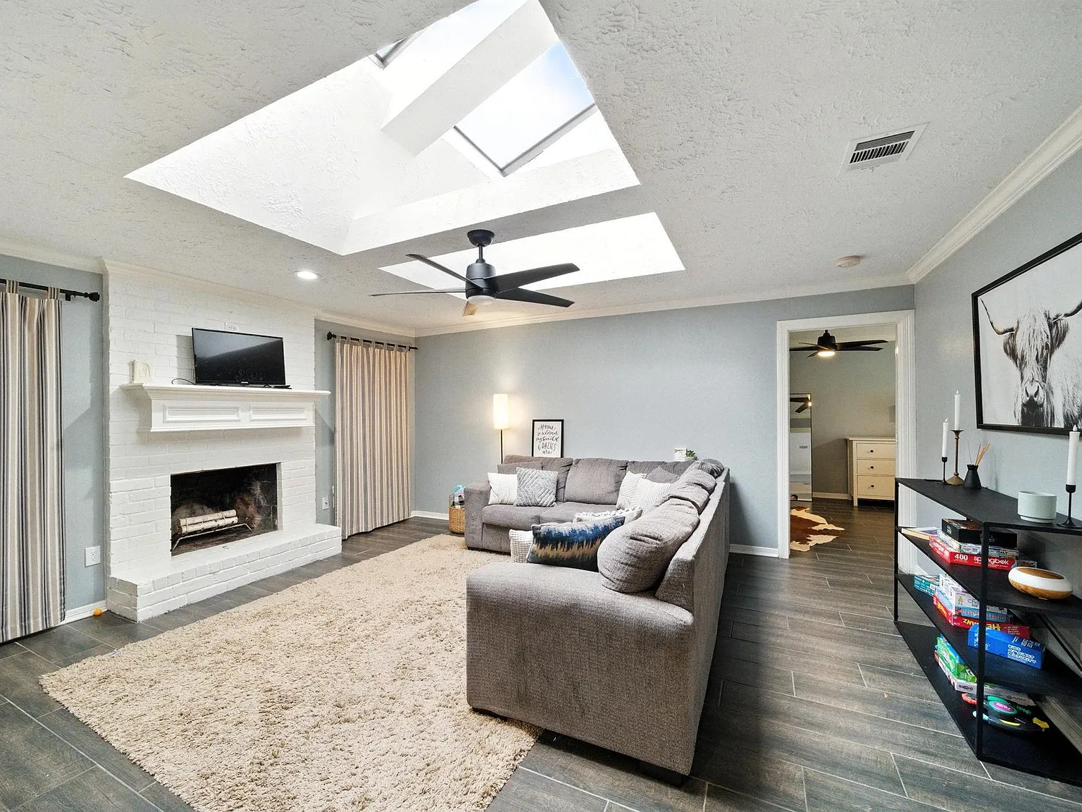 4 bed, 2.0 bath, 2287 sqft, $3,900 — Photo 4