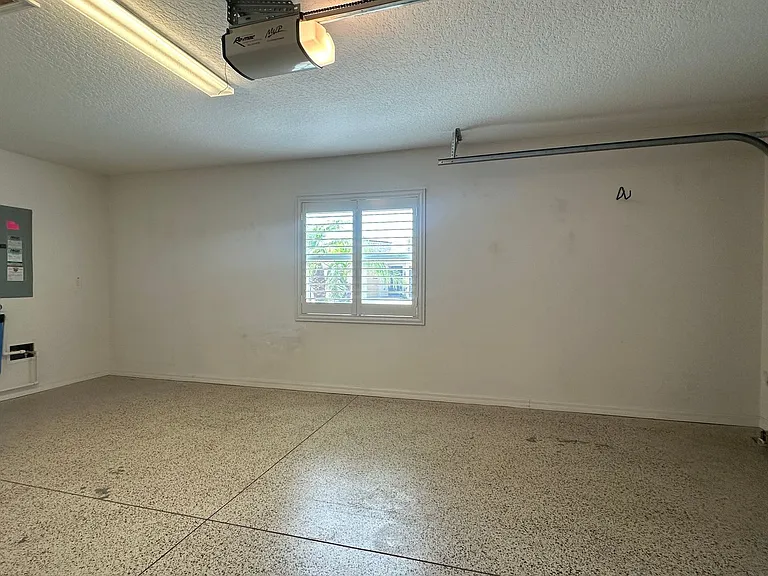 724 Yager Ln — Photo 6