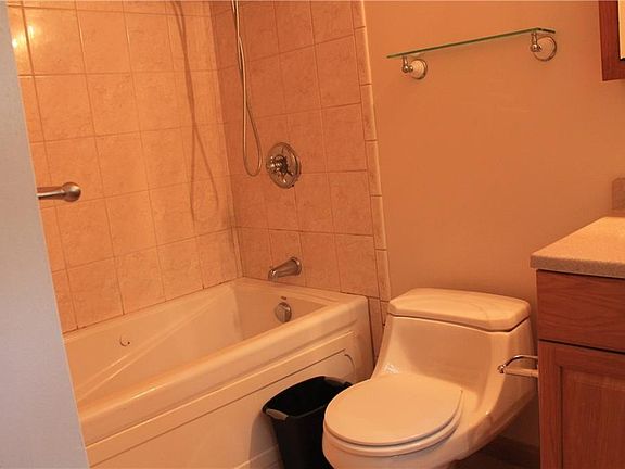 2nd image of 5 Yarmouth Cir
