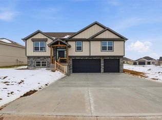 22915 S Ridgeview Dr, Peculiar, MO 64078