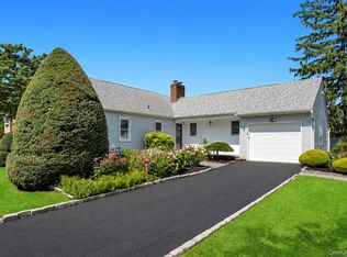 7 Albers Lane, Farmingdale, NY 11735
