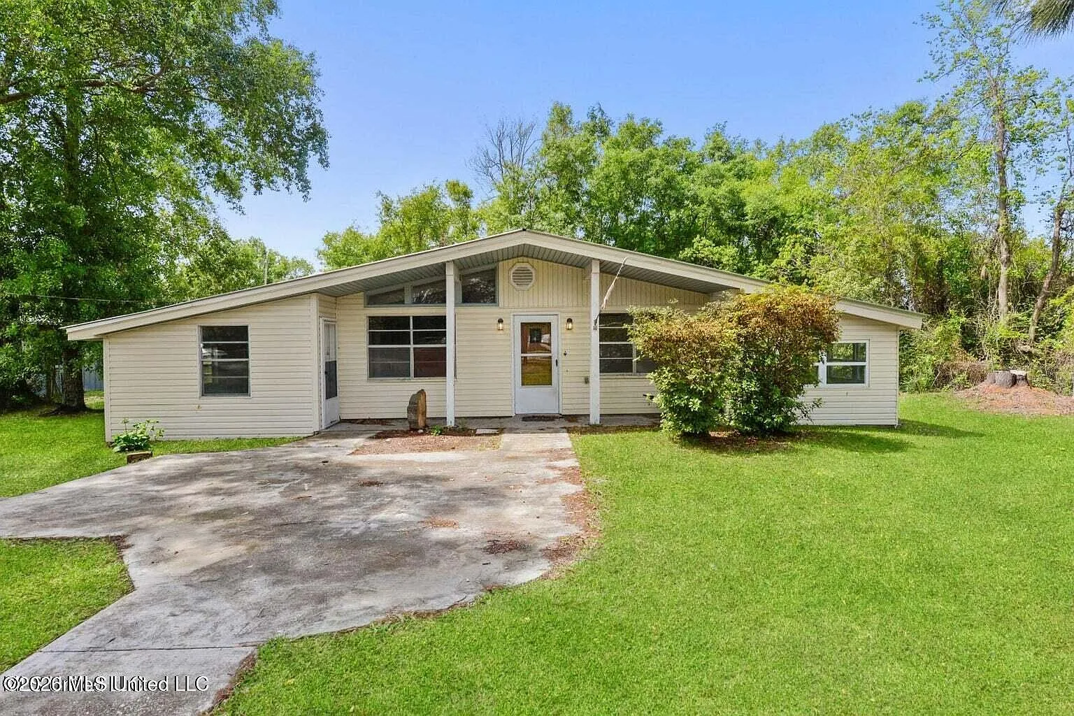 3 bed, 2.0 bath, 2138 sqft, $1,850 — Photo 1