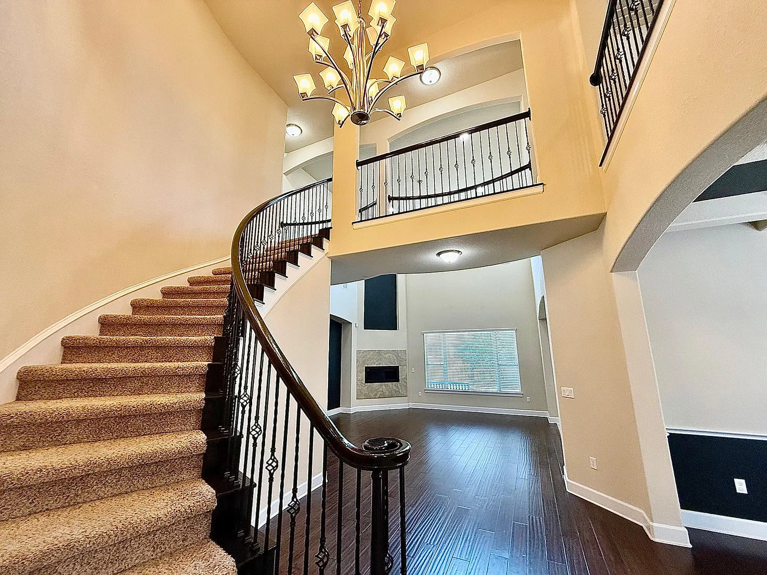 5 bed, 4.5 bath, 3947 sqft, $3,695 — Photo 3
