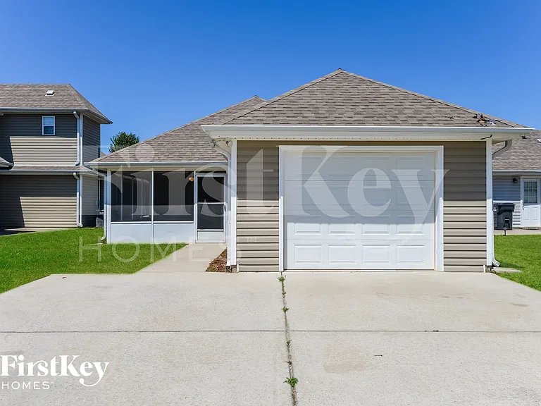 2218 Village Ln — Photo 1