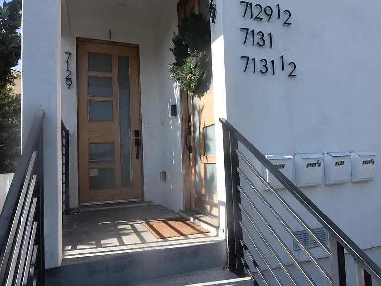 7129 S La Cienega Blvd — Photo 13