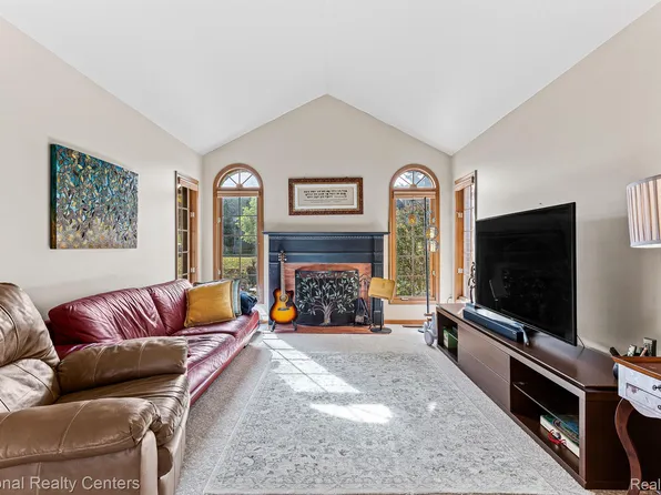 900 Andover Dr, Northville, MI 48167