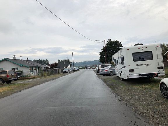 4th image of 138 10th St SE