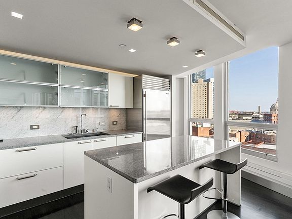 5th image of 360 Newbury St Unit 805