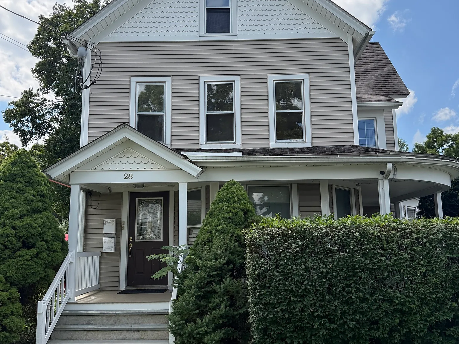 2 bed, 1.0 bath, 1982 sqft, $2,400 — Photo 1
