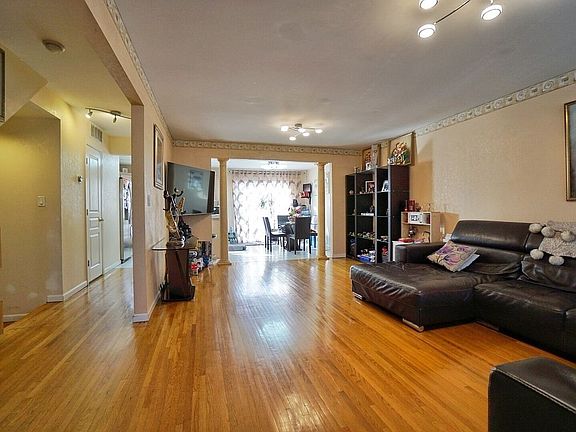 3rd image of 672 Britton Ave