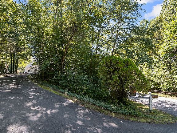 3rd image of 60 Windermere Dr