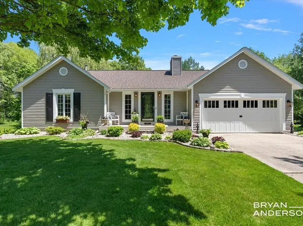 6260 Arroyo Vista Dr NE, Rockford, MI 49341