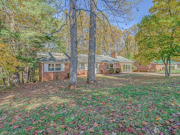 3rd image of 558 Jefferson Dr