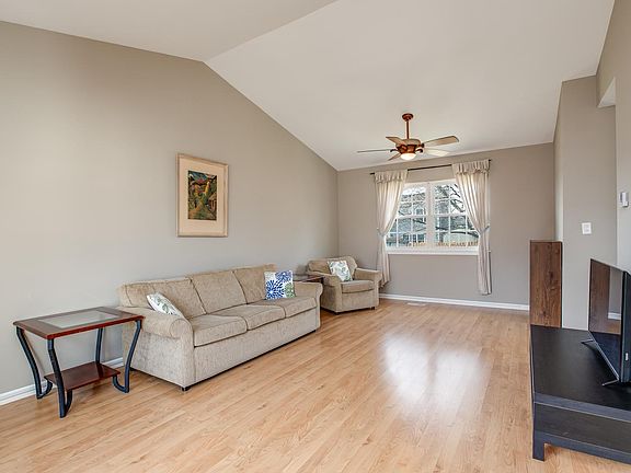 4th image of 420 Essex Pl
