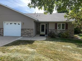654 W River Dr, New London, MN 56273