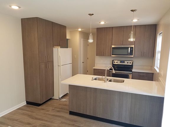 Open floorplan between kitchen and dining area.