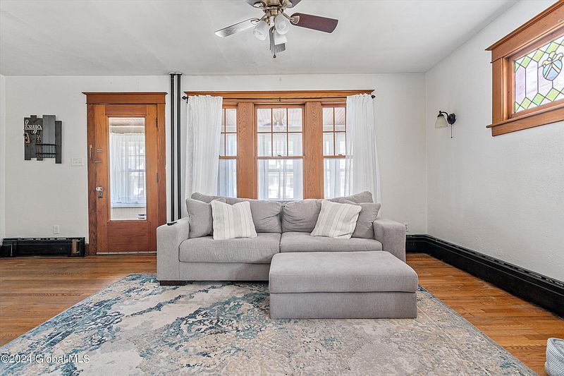 4th image of 364 Leedale Street