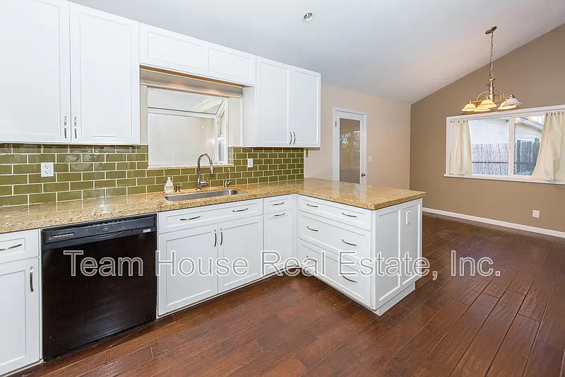 3 bed, 2.0 bath, 1250 sqft, $3,600 — Photo 4