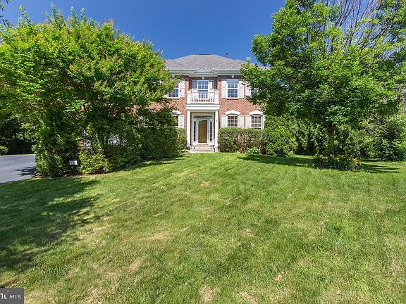 2nd image of 903 Royal Elm Ct