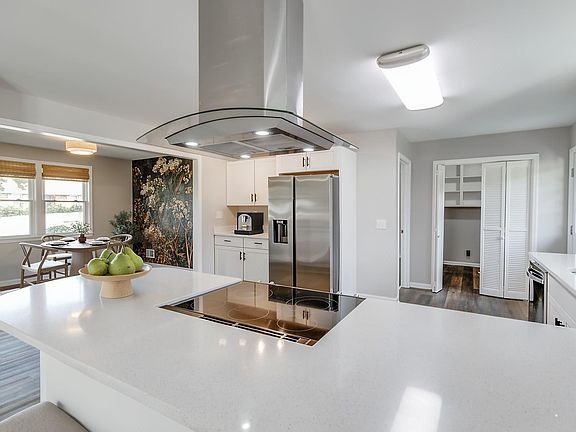 3rd image of 611 N Eden Dr