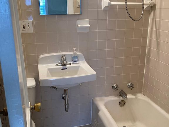 5th image of 704 W 77th St