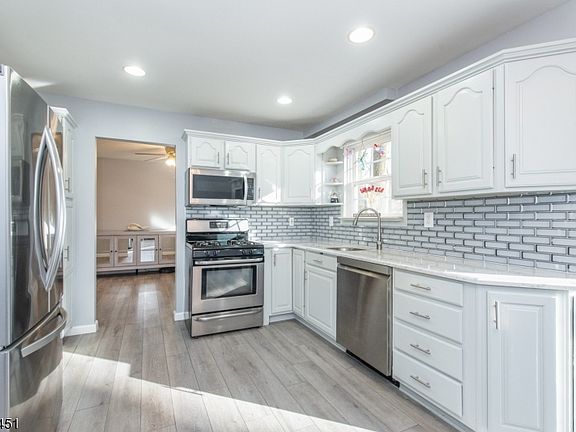 3rd image of 6 Brook Lawn Dr