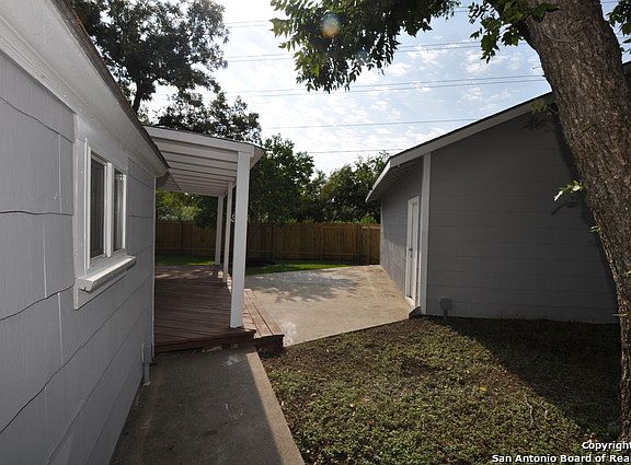 5th image of 104 W Mariposa Dr
