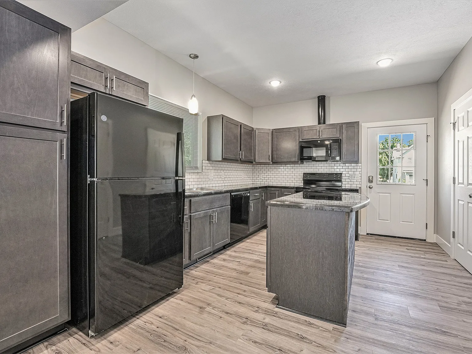 4 bed, 2.5 bath, 1980 sqft, $2,195 — Photo 4