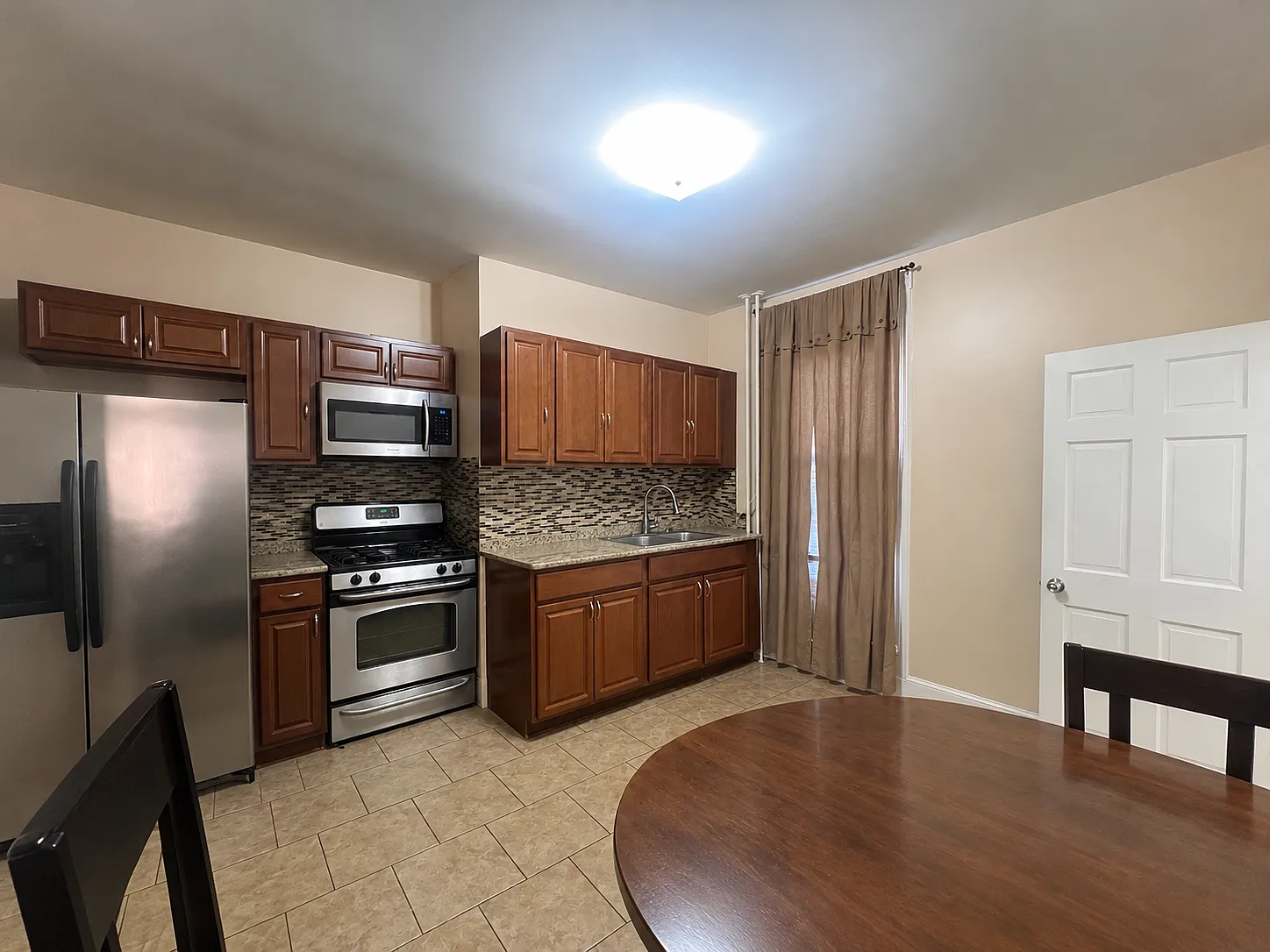 2 bed, 850 sqft, $1,800 — Photo 2
