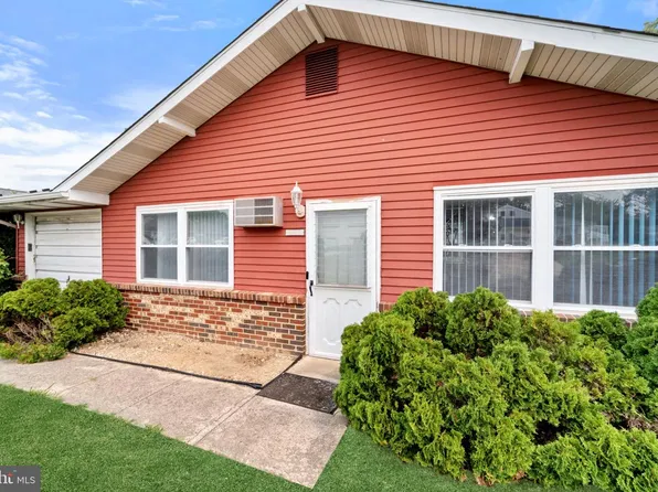 160 Elmtowne Blvd, Hammonton, NJ 08037