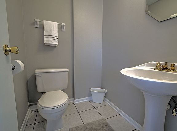 5th image of 825 Dogwood Ln