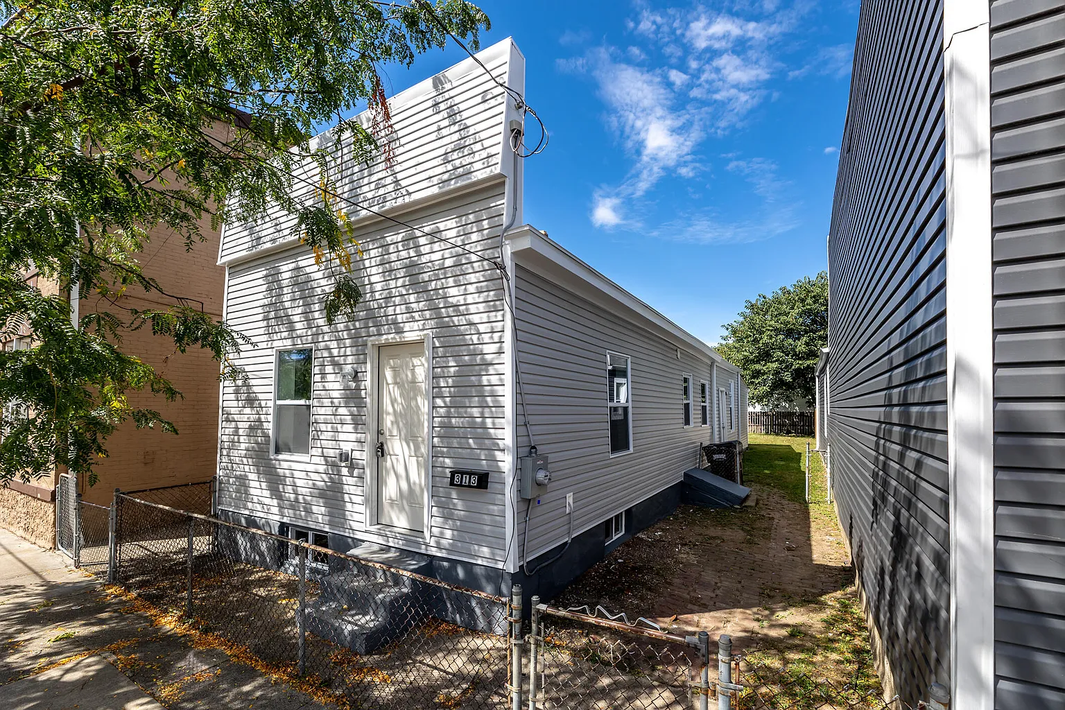 313 W 8th St photo 1