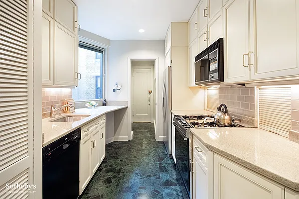 Sold by Sotheby's International Realty | media 16