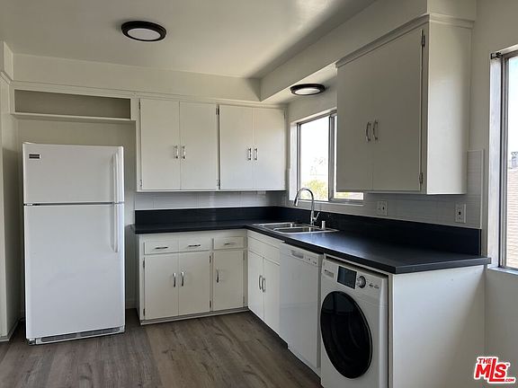 2nd image of 710 S Saint Andrews Pl #11