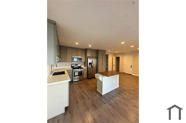 Building Photo - 2827 S La Brea Ave #3