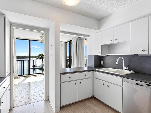 4th image of 124 Lakeshore Drive #630
