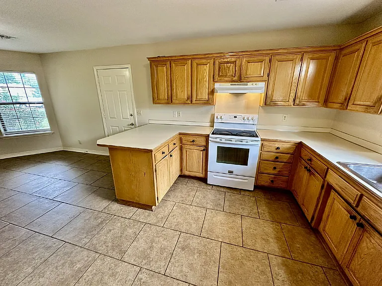 2311 W Willow St — Photo 17