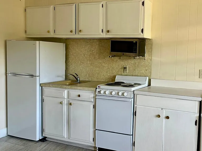 818 Bay St #5 — Photo 3