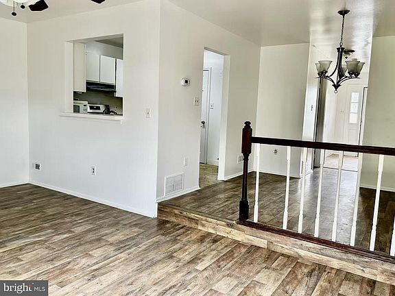 5th image of 19 Kelston Dr