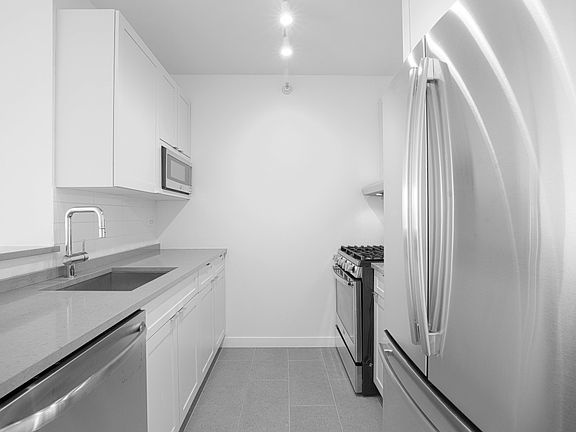 4th image of 420 W 42nd St APT 27G