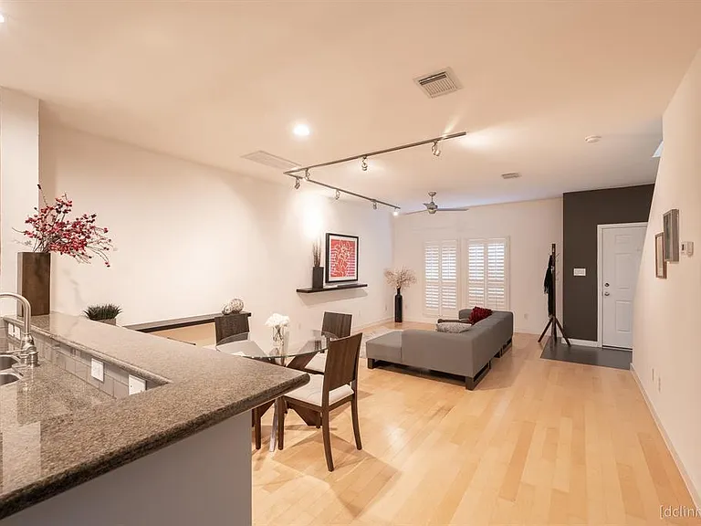 902 W Heights Hollow Ln — Photo 2