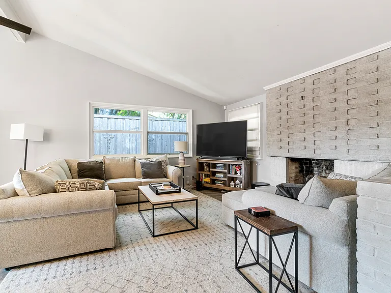 1511 Meadow View Dr — Photo 4