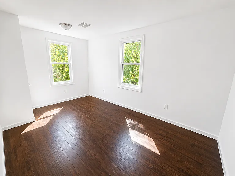 37 Seymour Ave — Photo 9