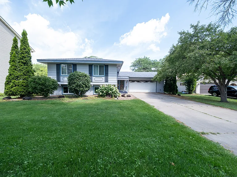 1581 Woodside Ct NE — Photo 1