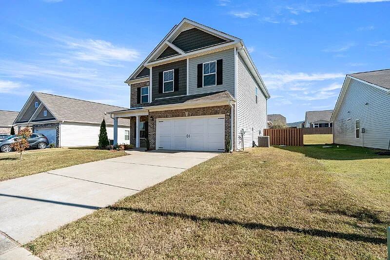 5 bed, 2.5 bath, 2150 sqft, $1,795 — Photo 2
