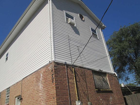 3rd image of 14919 Leavitt Ave