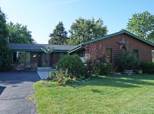 1203 Riverton Dr, Mukwonago, WI 53149